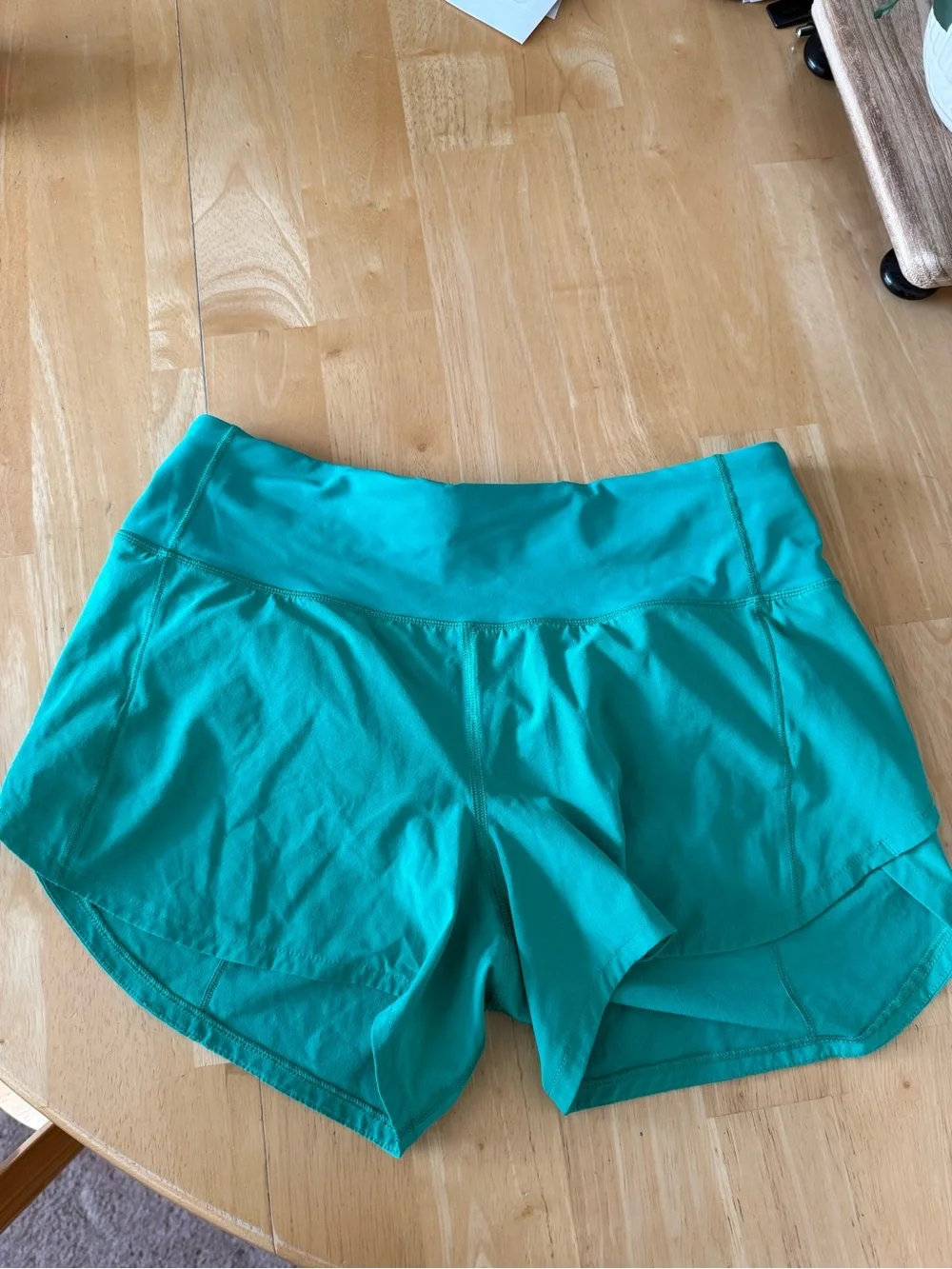 lululemon women’s size 4 green speed up shorts